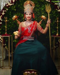 Sanjjanaa Instagram - I wish I was a child and every Navratri evening I would go back to play dandiya and dance performing Garba … I so miss those carefree days when we were kids we used to await this grandest festival, flaunting nine beautiful different outfits on all nine days .. We would look forward to the Jagran, the daily aarti followed by this beautiful dancing festival and meeting & greeting with all friends and relatives …. Mera Bachpan Lautaaadijiyeeeeeee koi ….. I thank the godess to have always been the biggest inspiration of strength in my life and has blessed me in my life with everything more than what I deserve ❤️❤️❤️ Happy Navrathri festival 🙏 Jai Mata di …. I am always “ Vocal for Local “ I totally loved working with the group of talented names & brands below … follow them Now ❤️ Jewellry by @srikrishnadiamondsandjewellery , ✍️ editor @kool_swaroop Photography @shivs_snap , Mua @prettify_makeover , Shoot Decor by @hidden.lightz , Designer @florencefashion4 Bangalore, India