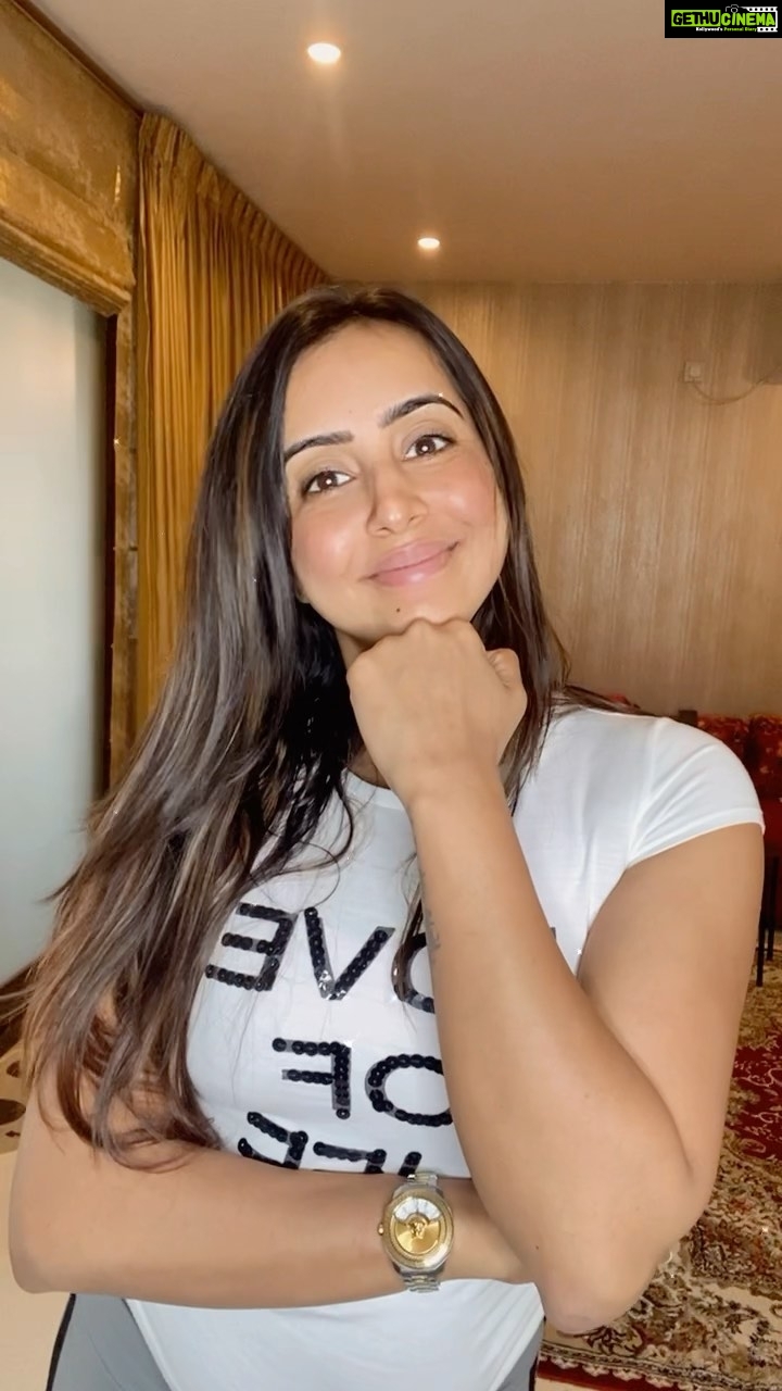 Sanjjanaa Instagram - DoubleTap ❤️ I love this new Tamil Song … #weekendvibes ❤️❤️❤️ #kaathuvaakularendukaadhal #celebrityinfluencer #indianfilmactress #southindianactress #indianbrands #sanjjanaa #sanjjanaaGalrani #bujjigadu #bangloreinfluencers #hyderabadinfluencers #kannadafilmactress #telugufilmactress #pspk #pawankalyanfan #dboss #dbossfans #sanjana #sanjanagalrani. #twotwotwochallenge #twotwotwo