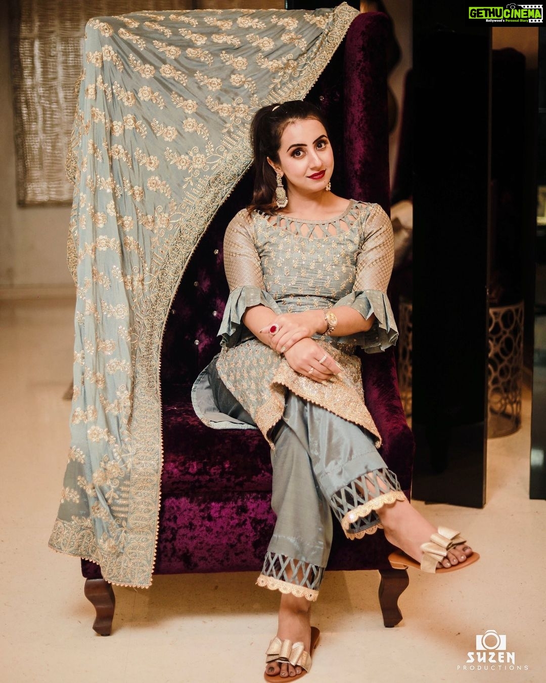 Sanjjanaa Instagram - Beautiful out fit by @rsbrothersindia with lovely Zardhosi work … Shot @suzen_productions (clement Photographee) @nadia_khan_makeupartist Follow #rsbrothersindia & order your lovely designer wear Festive outfit from them … Also don’t forget to check out there daily wear collection … ❤️❤️❤️ #celebrityinfluencer #indianfilmactress #southindianactress #indianbrands #sanjjanaa #sanjjanaaGalrani #bujjigadu #bangloreinfluencers #hyderabadinfluencers #mirrorsluxurysalons.