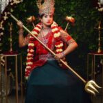 Sanjjanaa Instagram - I wish I was a child and every Navratri evening I would go back to play dandiya and dance performing Garba … I so miss those carefree days when we were kids we used to await this grandest festival, flaunting nine beautiful different outfits on all nine days .. We would look forward to the Jagran, the daily aarti followed by this beautiful dancing festival and meeting & greeting with all friends and relatives …. Mera Bachpan Lautaaadijiyeeeeeee koi ….. I thank the godess to have always been the biggest inspiration of strength in my life and has blessed me in my life with everything more than what I deserve ❤️❤️❤️ Happy Navrathri festival 🙏 Jai Mata di …. I am always “ Vocal for Local “ I totally loved working with the group of talented names & brands below … follow them Now ❤️ Jewellry by @srikrishnadiamondsandjewellery , ✍️ editor @kool_swaroop Photography @shivs_snap , Mua @prettify_makeover , Shoot Decor by @hidden.lightz , Designer @florencefashion4 Bangalore, India