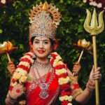 Sanjjanaa Instagram - I wish I was a child and every Navratri evening I would go back to play dandiya and dance performing Garba … I so miss those carefree days when we were kids we used to await this grandest festival, flaunting nine beautiful different outfits on all nine days .. We would look forward to the Jagran, the daily aarti followed by this beautiful dancing festival and meeting & greeting with all friends and relatives …. Mera Bachpan Lautaaadijiyeeeeeee koi ….. I thank the godess to have always been the biggest inspiration of strength in my life and has blessed me in my life with everything more than what I deserve ❤️❤️❤️ Happy Navrathri festival 🙏 Jai Mata di …. I am always “ Vocal for Local “ I totally loved working with the group of talented names & brands below … follow them Now ❤️ Jewellry by @srikrishnadiamondsandjewellery , ✍️ editor @kool_swaroop Photography @shivs_snap , Mua @prettify_makeover , Shoot Decor by @hidden.lightz , Designer @florencefashion4 Bangalore, India