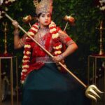 Sanjjanaa Instagram - I wish I was a child and every Navratri evening I would go back to play dandiya and dance performing Garba … I so miss those carefree days when we were kids we used to await this grandest festival, flaunting nine beautiful different outfits on all nine days .. We would look forward to the Jagran, the daily aarti followed by this beautiful dancing festival and meeting & greeting with all friends and relatives …. Mera Bachpan Lautaaadijiyeeeeeee koi ….. I thank the godess to have always been the biggest inspiration of strength in my life and has blessed me in my life with everything more than what I deserve ❤️❤️❤️ Happy Navrathri festival 🙏 Jai Mata di …. I am always “ Vocal for Local “ I totally loved working with the group of talented names & brands below … follow them Now ❤️ Jewellry by @srikrishnadiamondsandjewellery , ✍️ editor @kool_swaroop Photography @shivs_snap , Mua @prettify_makeover , Shoot Decor by @hidden.lightz , Designer @florencefashion4 Bangalore, India