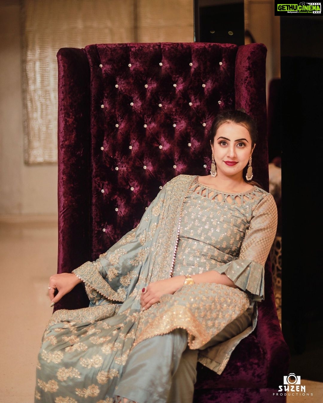 Sanjjanaa Instagram - Beautiful out fit by @rsbrothersindia with lovely Zardhosi work … Shot @suzen_productions (clement Photographee) @nadia_khan_makeupartist Follow #rsbrothersindia & order your lovely designer wear Festive outfit from them … Also don’t forget to check out there daily wear collection … ❤️❤️❤️ #celebrityinfluencer #indianfilmactress #southindianactress #indianbrands #sanjjanaa #sanjjanaaGalrani #bujjigadu #bangloreinfluencers #hyderabadinfluencers #mirrorsluxurysalons.