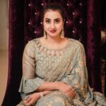 Sanjjanaa Instagram - Beautiful out fit by @rsbrothersindia with lovely Zardhosi work … Shot @suzen_productions (clement Photographee) @nadia_khan_makeupartist Follow #rsbrothersindia & order your lovely designer wear Festive outfit from them … Also don’t forget to check out there daily wear collection … ❤️❤️❤️ #celebrityinfluencer #indianfilmactress #southindianactress #indianbrands #sanjjanaa #sanjjanaaGalrani #bujjigadu #bangloreinfluencers #hyderabadinfluencers #mirrorsluxurysalons.