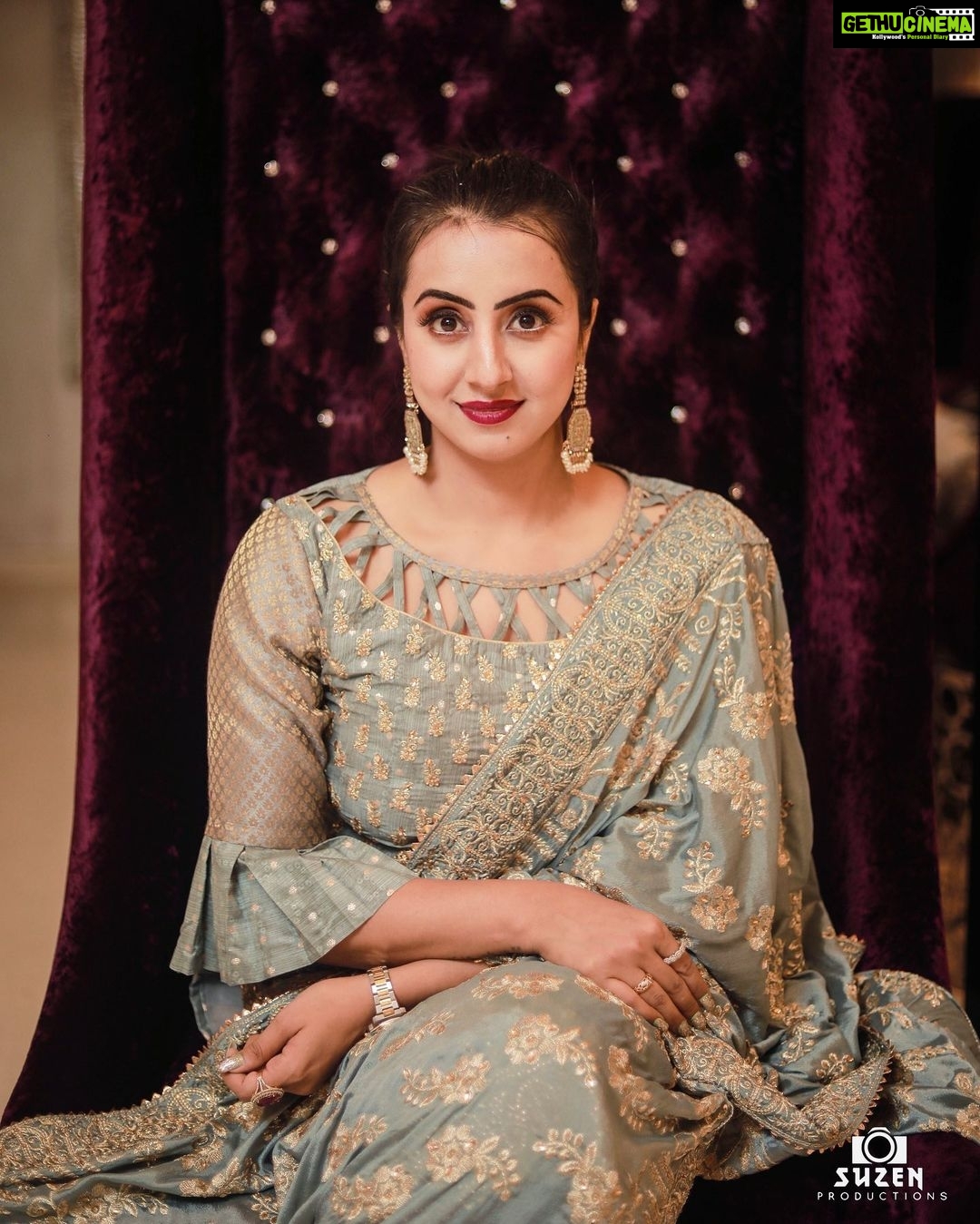 Sanjjanaa Instagram - Beautiful out fit by @rsbrothersindia with lovely Zardhosi work … Shot @suzen_productions (clement Photographee) @nadia_khan_makeupartist Follow #rsbrothersindia & order your lovely designer wear Festive outfit from them … Also don’t forget to check out there daily wear collection … ❤️❤️❤️ #celebrityinfluencer #indianfilmactress #southindianactress #indianbrands #sanjjanaa #sanjjanaaGalrani #bujjigadu #bangloreinfluencers #hyderabadinfluencers #mirrorsluxurysalons.