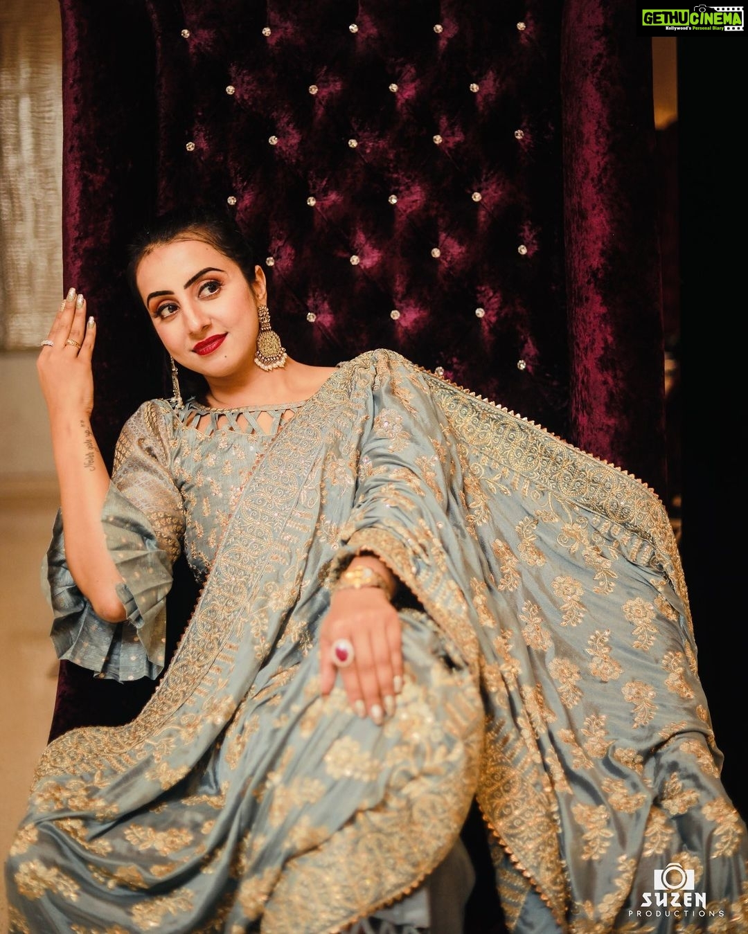 Sanjjanaa Instagram - Beautiful out fit by @rsbrothersindia with lovely Zardhosi work … Shot @suzen_productions (clement Photographee) @nadia_khan_makeupartist Follow #rsbrothersindia & order your lovely designer wear Festive outfit from them … Also don’t forget to check out there daily wear collection … ❤️❤️❤️ #celebrityinfluencer #indianfilmactress #southindianactress #indianbrands #sanjjanaa #sanjjanaaGalrani #bujjigadu #bangloreinfluencers #hyderabadinfluencers #mirrorsluxurysalons.