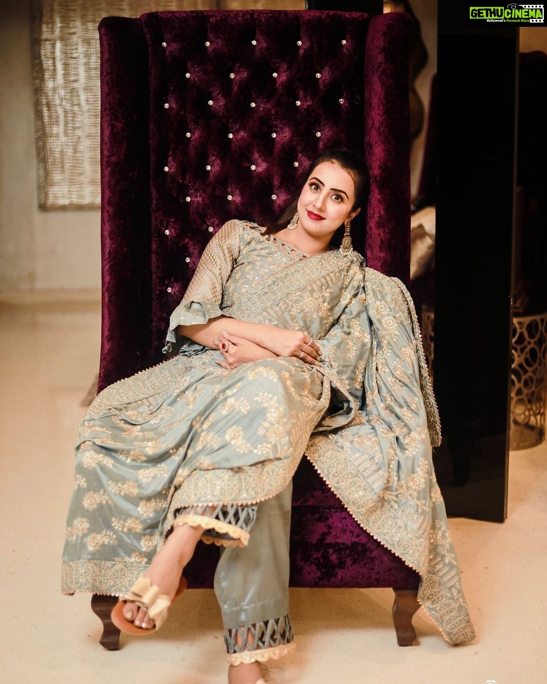 Sanjjanaa Instagram - Beautiful out fit by @rsbrothersindia with lovely Zardhosi work … Shot @suzen_productions (clement Photographee) @nadia_khan_makeupartist Follow #rsbrothersindia & order your lovely designer wear Festive outfit from them … Also don’t forget to check out there daily wear collection … ❤️❤️❤️ #celebrityinfluencer #indianfilmactress #southindianactress #indianbrands #sanjjanaa #sanjjanaaGalrani #bujjigadu #bangloreinfluencers #hyderabadinfluencers #mirrorsluxurysalons.