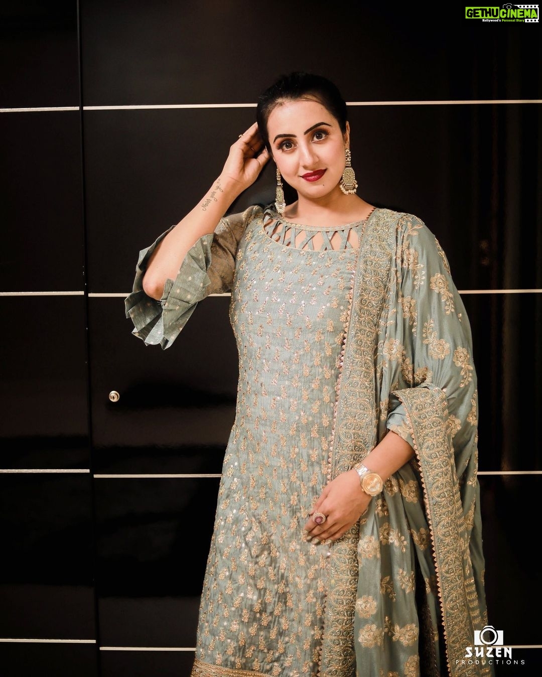 Sanjjanaa Instagram - Beautiful out fit by @rsbrothersindia with lovely Zardhosi work … Shot @suzen_productions (clement Photographee) @nadia_khan_makeupartist Follow #rsbrothersindia & order your lovely designer wear Festive outfit from them … Also don’t forget to check out there daily wear collection … ❤️❤️❤️ #celebrityinfluencer #indianfilmactress #southindianactress #indianbrands #sanjjanaa #sanjjanaaGalrani #bujjigadu #bangloreinfluencers #hyderabadinfluencers #mirrorsluxurysalons.