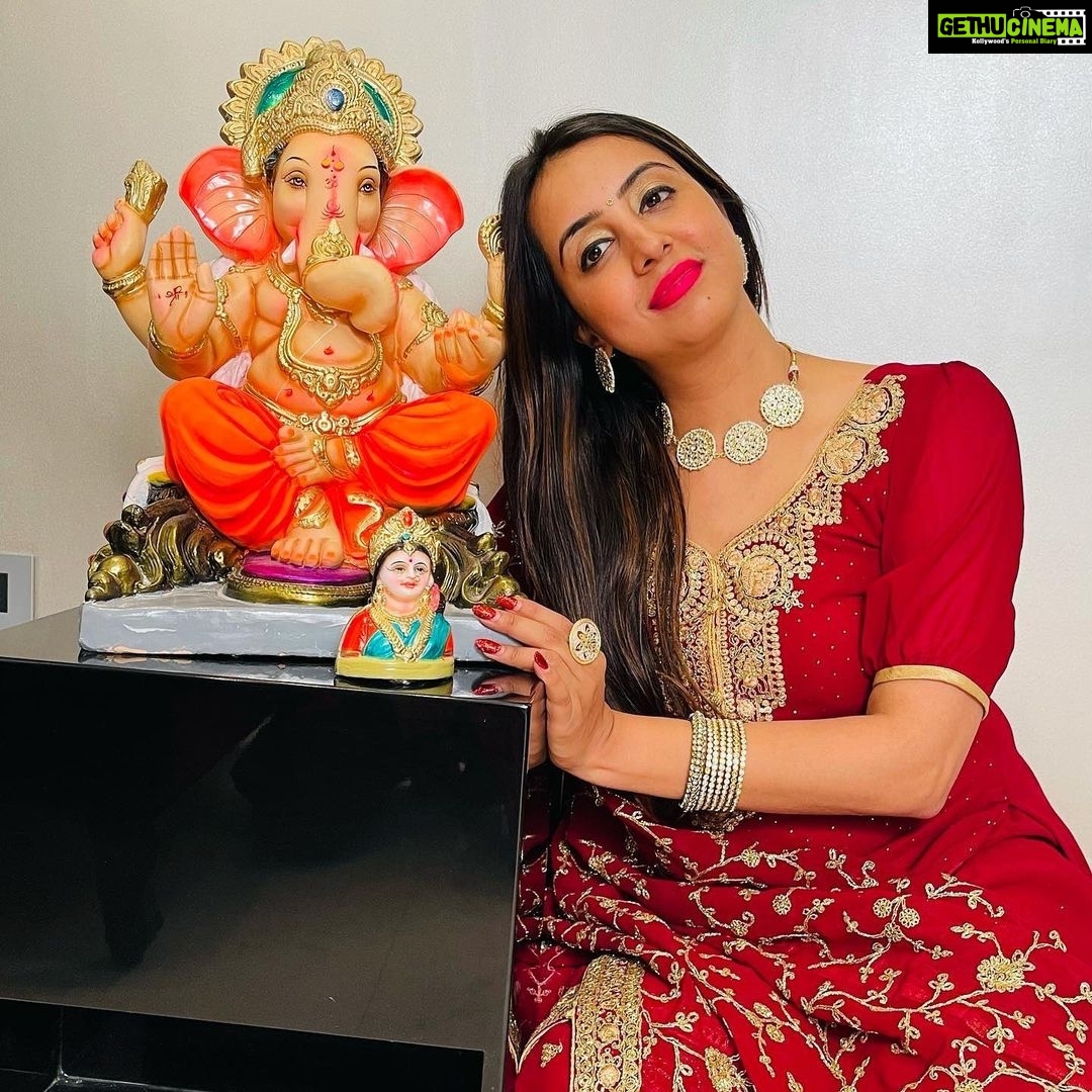 Sanjjanaa Instagram - Double Tap β€οΈ Beautiful Dress by @rsbrothersindia πΈ @manu_mj_joe , @stories_of_pixel Edited by @thejan__ Thanking Lord Ganesha for all the blessings, for all the happiness, for all the positive things in life ππ Happy Ganesha festival to everybody thank you for all your love thank you for all your support each and everyone of my social media Family β¦ π β€οΈ β€οΈ #celebrityinfluencer #indianfilmactress #southindianactress #indianbrands #sanjjanaa #sanjjanaaGalrani #bujjigadu #bangloreinfluencers #hyderabadinfluencers #mirrorsluxurysalons. Telangana