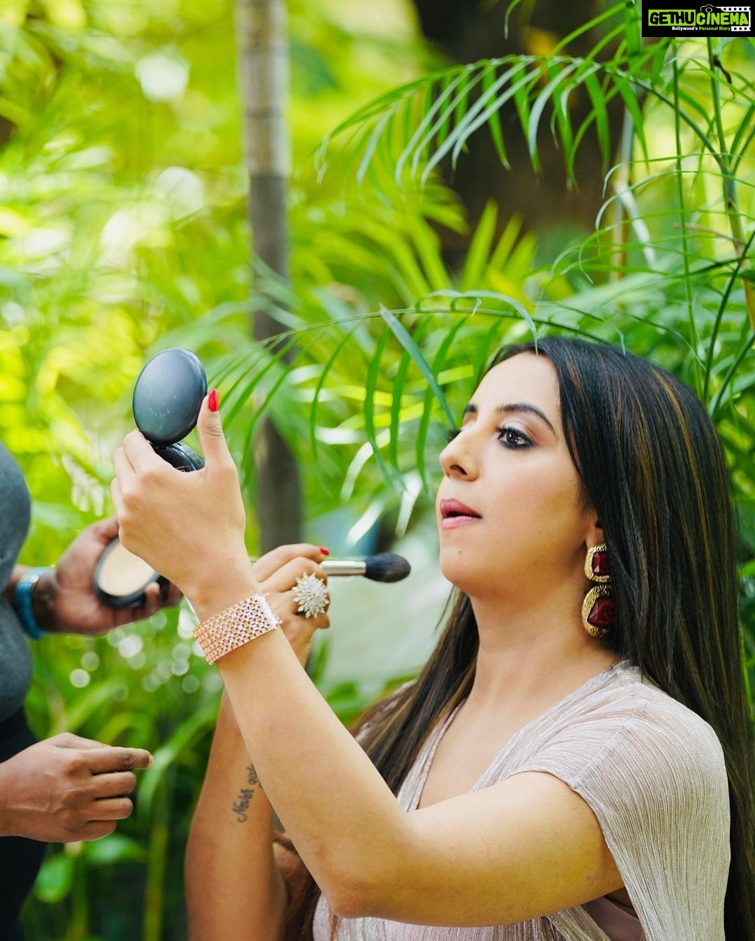 Sanjjanaa Instagram - I love being in Hyderabad. Itβs my second home π‘β€οΈ Pictures shot while I was shooting for my upcoming multilingual movie Manishankar π· : @mallikarjuntatikonda Hair and Makeup : @gotomirrors Check the link in my bio for photoshoot video π