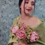 Sanjjanaa Instagram - Flowers of love 💕 #photoshoot #reels #instagood #weekendvibes #bengaluru #love #flowers #lifestyle #behindthescenes #sanjjanaagalrani