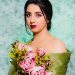 Sanjjanaa Instagram – Flowers bring colours to your world 🌎 🌷 and we bring you employment opportunities in lock down @streamkarindiaofficial , inbox us for more details my team will reply to you if you’re a fashion blogger film actor YouTuber or a tick-toker , all the best hope you get the opportunity .. 

#sanjjanaagalrani #mondaymotivation #monday #mondaymood #mondayvibes #mondayblues #flowers #instahome #instagood #photoshoot #staysafe #stayhome #nammabengaluru