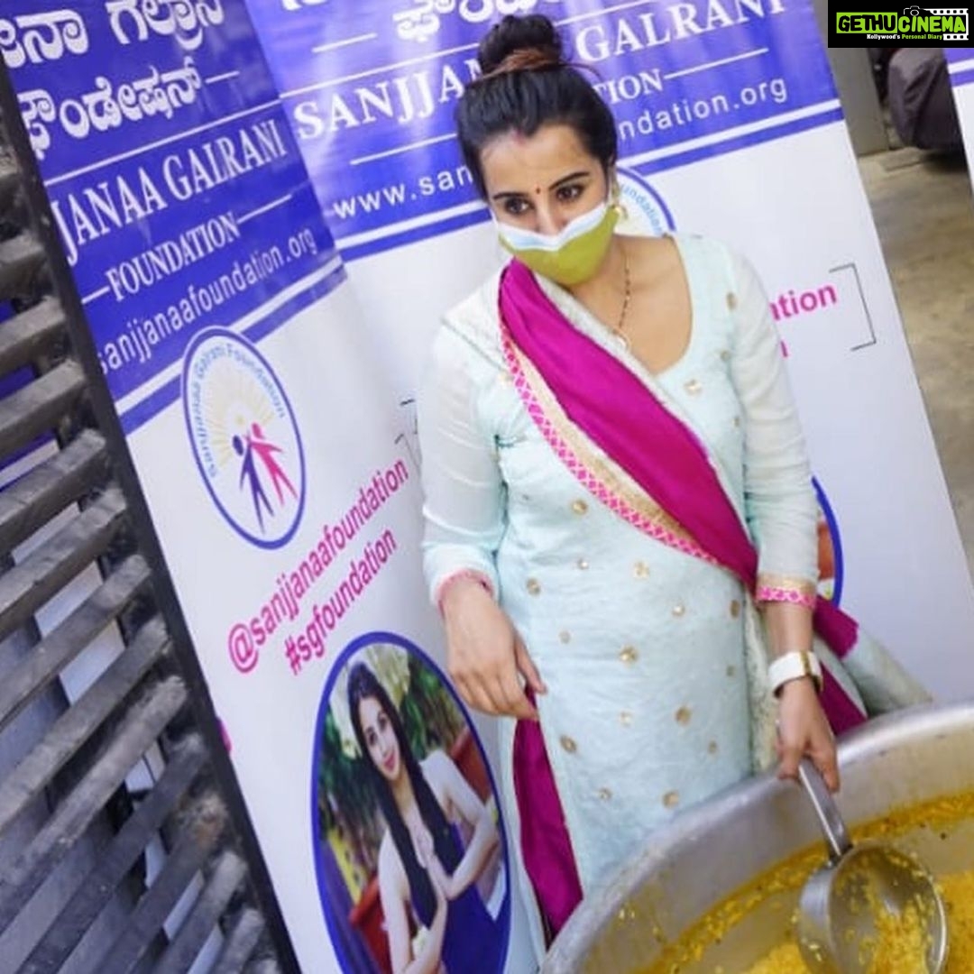 Sanjjanaa Instagram - #SanjjanaaGalraniFoundation is striving hard each day to do better , we are doubling the quantities today & serving 800 meals from today in HAL area & dhoopanhalli arch both … serving for dhoopAnhalli arch will only happen below my home . - #sanjjanaagalrani many thanx … Bangalore, India