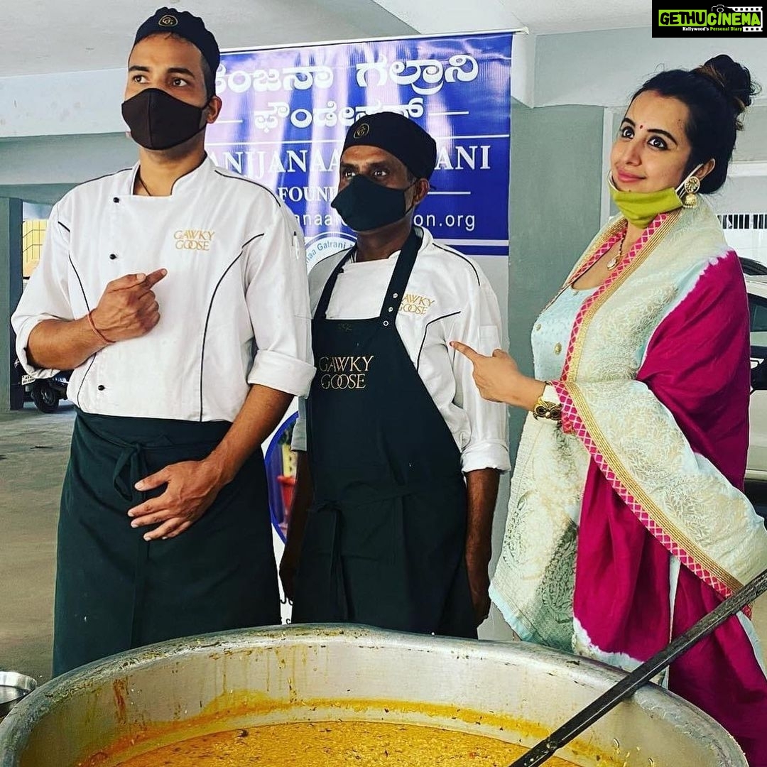 Sanjjanaa Instagram - #SanjjanaaGalraniFoundation is striving hard each day to do better , we are doubling the quantities today & serving 800 meals from today in HAL area & dhoopanhalli arch both … serving for dhoopAnhalli arch will only happen below my home . - #sanjjanaagalrani many thanx … Bangalore, India