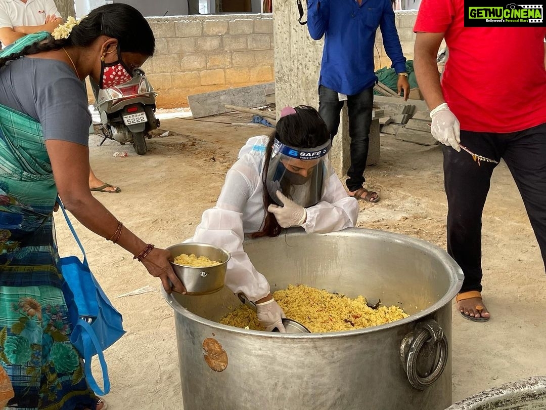 Sanjjanaa Instagram - Service of 250 meals to the underprivileged by the grace of the Almighty continued today in indiranagar & and 300 meals served in HAL area , Day 6 . Totally 550 meals served . we are taking also precautionary measures, in fact my father Warned me About the dire consequences, I’m living away from my mother and father by sending them to live in the other home, since I am facing mass number of people every day, However we are taking at most precaution of wearing a double mask , shield , gloves And from today I just started endorsing the use of the Ppe kit as well ... And following the protocols of social distancing completely is the most important need of the hour, like you can see me we do not even touch the vessels of the people who are coming . But still we have distributed the food in at most class and respect, May God empower us to continue the service until we have the strength , JAi ho .. Bangalore, India