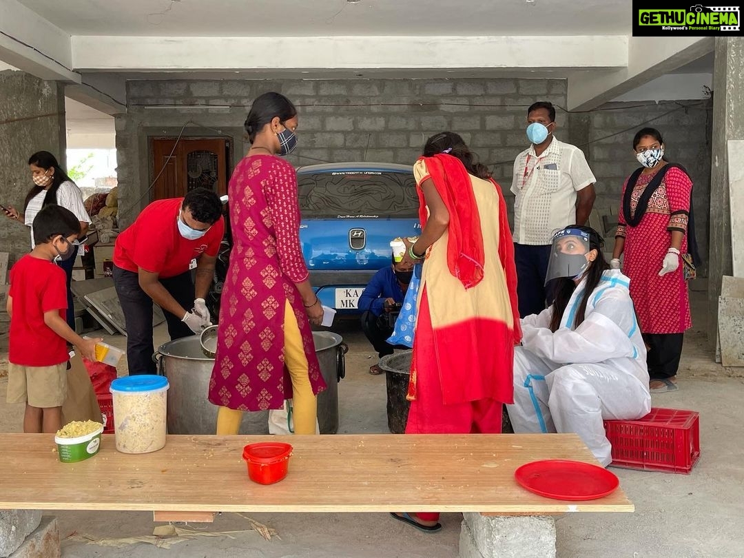 Sanjjanaa Instagram - Service of 250 meals to the underprivileged by the grace of the Almighty continued today in indiranagar & and 300 meals served in HAL area , Day 6 . Totally 550 meals served . we are taking also precautionary measures, in fact my father Warned me About the dire consequences, I’m living away from my mother and father by sending them to live in the other home, since I am facing mass number of people every day, However we are taking at most precaution of wearing a double mask , shield , gloves And from today I just started endorsing the use of the Ppe kit as well ... And following the protocols of social distancing completely is the most important need of the hour, like you can see me we do not even touch the vessels of the people who are coming . But still we have distributed the food in at most class and respect, May God empower us to continue the service until we have the strength , JAi ho .. Bangalore, India