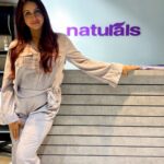 Sanjjanaa Instagram - @naturals.jbnagar , naturals Salon in Jeevan Bheema Nagar was such a beautiful experience to be at .. their hospitality was so overwhelming ❤️ & so was there service … its a must visit ❤️ Salon contact number - 7795255555 ❤️ Promotion partner @kannadamodelsofficial ❤️ Karnataka, Bangalore