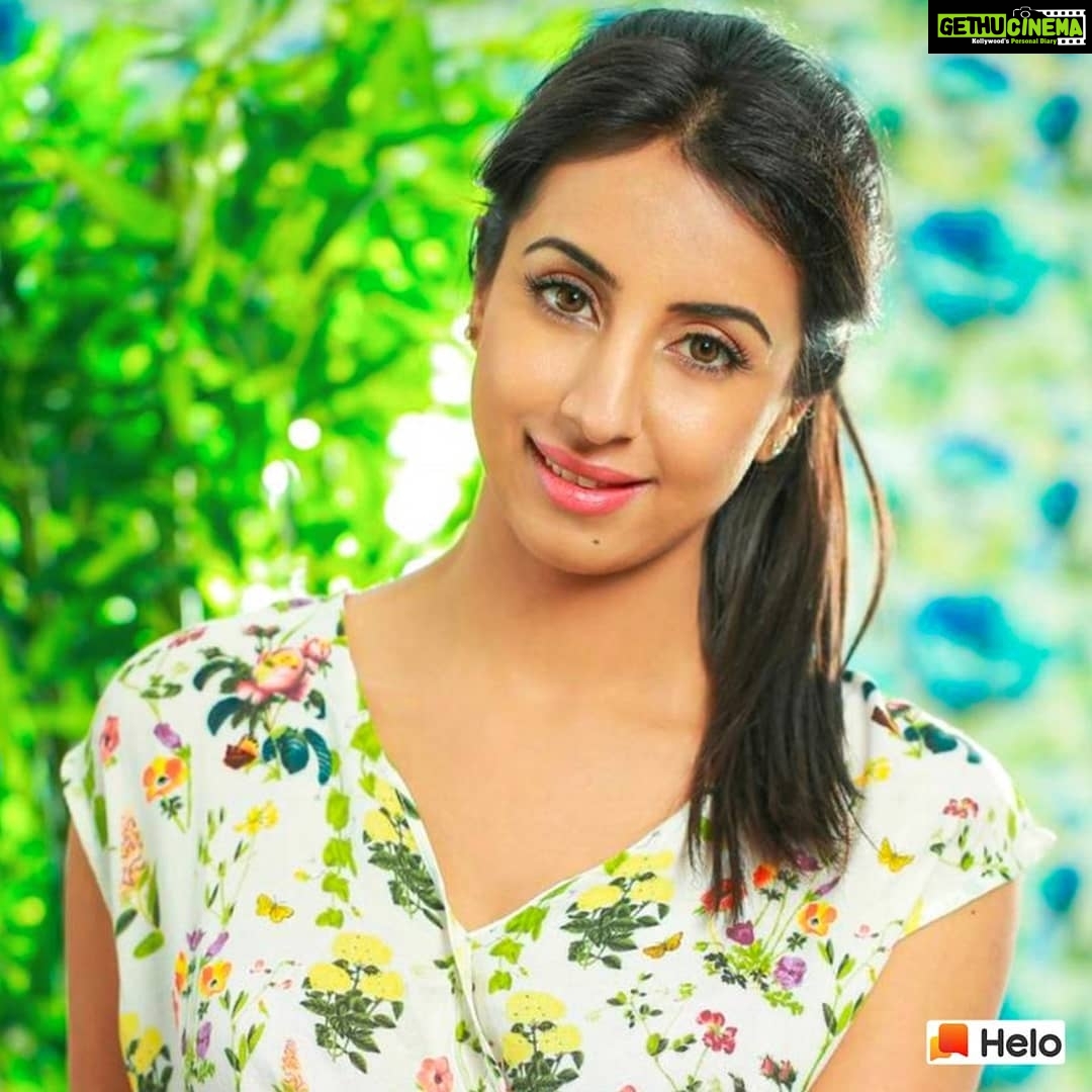 Sanjjanaa Instagram - Beat the Monday blues. Hope you guys are off to a great start, this wonderful week. #SanjjanaaGalrani #MujhseShaadiKaroge #TeamSanjjanaa #paraskishaadi @colorstv @voot @helo_indiaofficial
