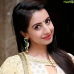 Sanjjanaa Instagram - Happy Monday guys! It's the beginning of a new week and a chance for you to start afresh! #MujhseShaadiKaroge #TeamSanjjanaa #paraskishaadi @colorstv @voot @helo_indiaofficial