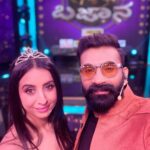 Sanjjanaa Instagram - Follow Sanjjanaa Galrani on #heloapp 😍😍😍 for some wow , & super exclusive posts ... also win prices on Helo app with quiz contests every festive season ❤️❤️❤️❤️ So yes we had a super blast when I went to the shoot of #gaanabhajaana with young super star @loosemada_yogi , & @sanjeev one of my most favourite directors in the industry , also bumped into @rishi_actor & we really had a awesome fun time shooting this game , you guys are gona be enjoying the telecast much much more than this I’m sure ❤️ lots of love to all & #halpynewyear ❤️❤️❤️ Bangalore, India