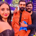 Sanjjanaa Instagram - Follow Sanjjanaa Galrani on #heloapp 😍😍😍 for some wow , & super exclusive posts ... also win prices on Helo app with quiz contests every festive season ❤️❤️❤️❤️ So yes we had a super blast when I went to the shoot of #gaanabhajaana with young super star @loosemada_yogi , & @sanjeev one of my most favourite directors in the industry , also bumped into @rishi_actor & we really had a awesome fun time shooting this game , you guys are gona be enjoying the telecast much much more than this I’m sure ❤️ lots of love to all & #halpynewyear ❤️❤️❤️ Bangalore, India