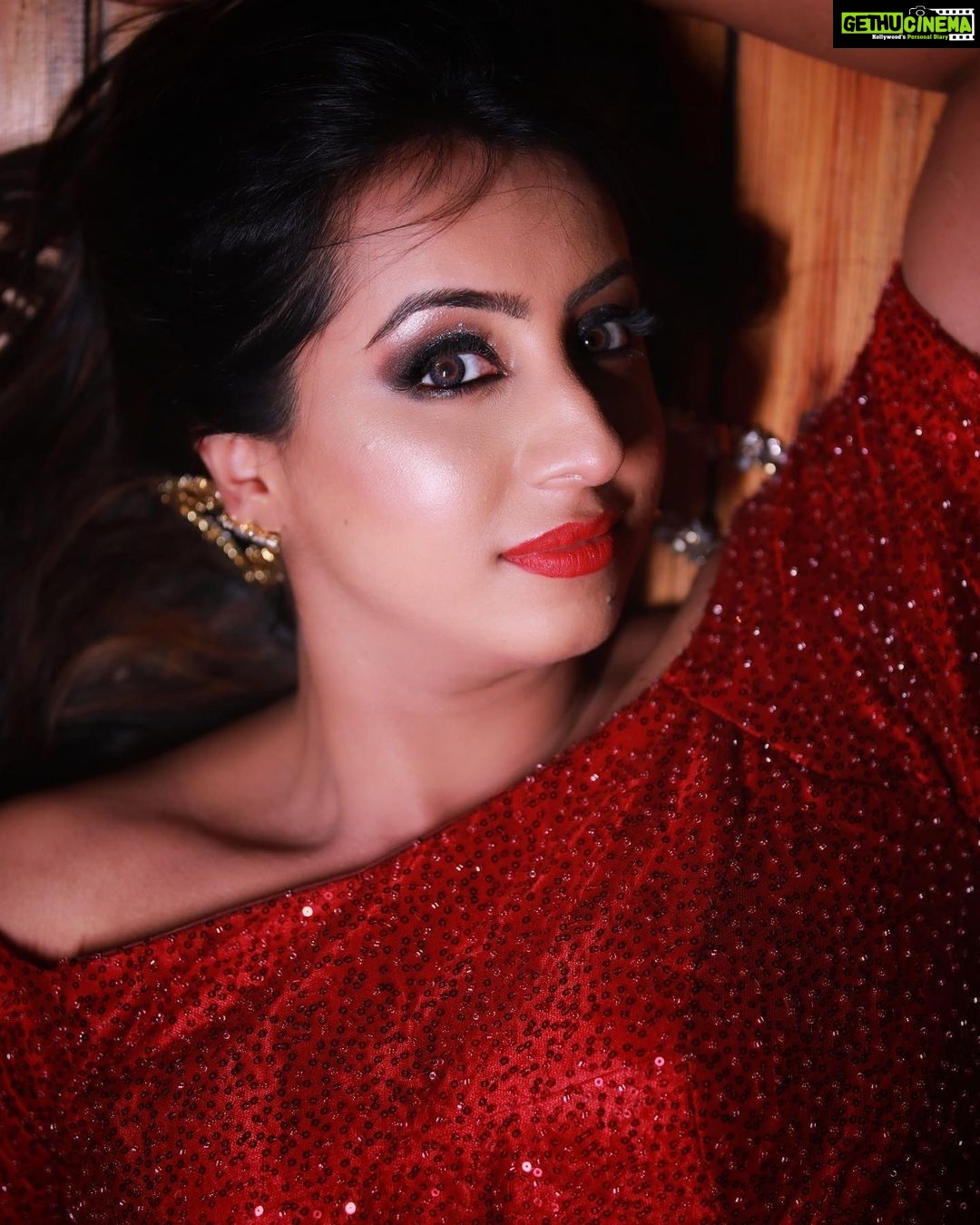 Sanjjanaa Instagram - "ππ¦π¨π’ ππ« ππ π±π¬π― π΄π₯π¬ π±π―ππ«π°π£π¬π―πͺπ° π¦π«π±π¬ π±π₯π’ π π₯ππ―ππ π±π’π― π±π₯ππ± π±π₯π’πΆ'π―π’ ππ©ππΆπ¦π«π€, πΆπ¬π² π ππ« π±π―ππ«π°π£π¬π―πͺ π¦π«π±π¬ πΆπ¬π²π―π°π’π©π£." -ππ’π’π·π ππ¦πππ¬π«π° Actress - @sanjjanaagalrani MUA - @apeksha.naik Talent π· - @v_i_k_iphotography Designer - @chandangowda_official Jewellery - @rubansaccessories #apekshanaik #sanjjanaa #sanjjanagalrani #bangalore #bangaloremakeupartist #makeupinspo #makeupinspiration #southindianactress #actress #makeupblogger #makeupinstagram #southindia #southindianfashion #indiamua #makeupcreator #explore #explorepage #foryou #foryoupage #portrait #portraitphotography #pictureoftheday Renaissance Bengaluru Race Course Hotel