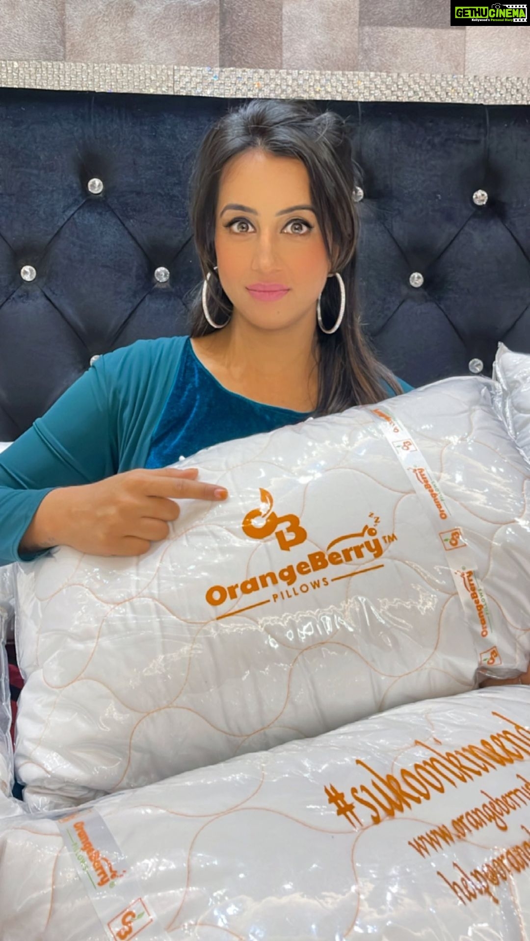 Sanjjanaa Instagram - I’m so much in love with ORANGEBERRY pillows … it has given me extreme comfort as my stressed neck pain issues have now disappeared ❤️ Pillows by @orangeberrysleep . @aditya_santhalia . Make up partners @official_dermacol_india 💄 @apeksha.naik Shoot coordinated by @bangalorefood_hunt Outfit by @boylondonindia @sureshganeshaofficial ❤️ #sleepwell #pillow #sukoonkineend #rest #restwell #baadshah #sajna #sanjjanaagalrani #sanjjanaa #sanjanagalrani Bangalore, India