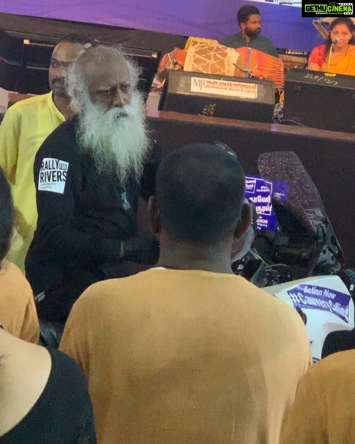 Sanjjanaa Instagram - #cauverycalling hea for the culminations of the rally , proud to be representing Karnataka hea today in this event . Looking forward to a question answer session today with Sadhguru Jaggi ji . Any questions from you guys ??? 🙏🙏🙏 Chennai, India