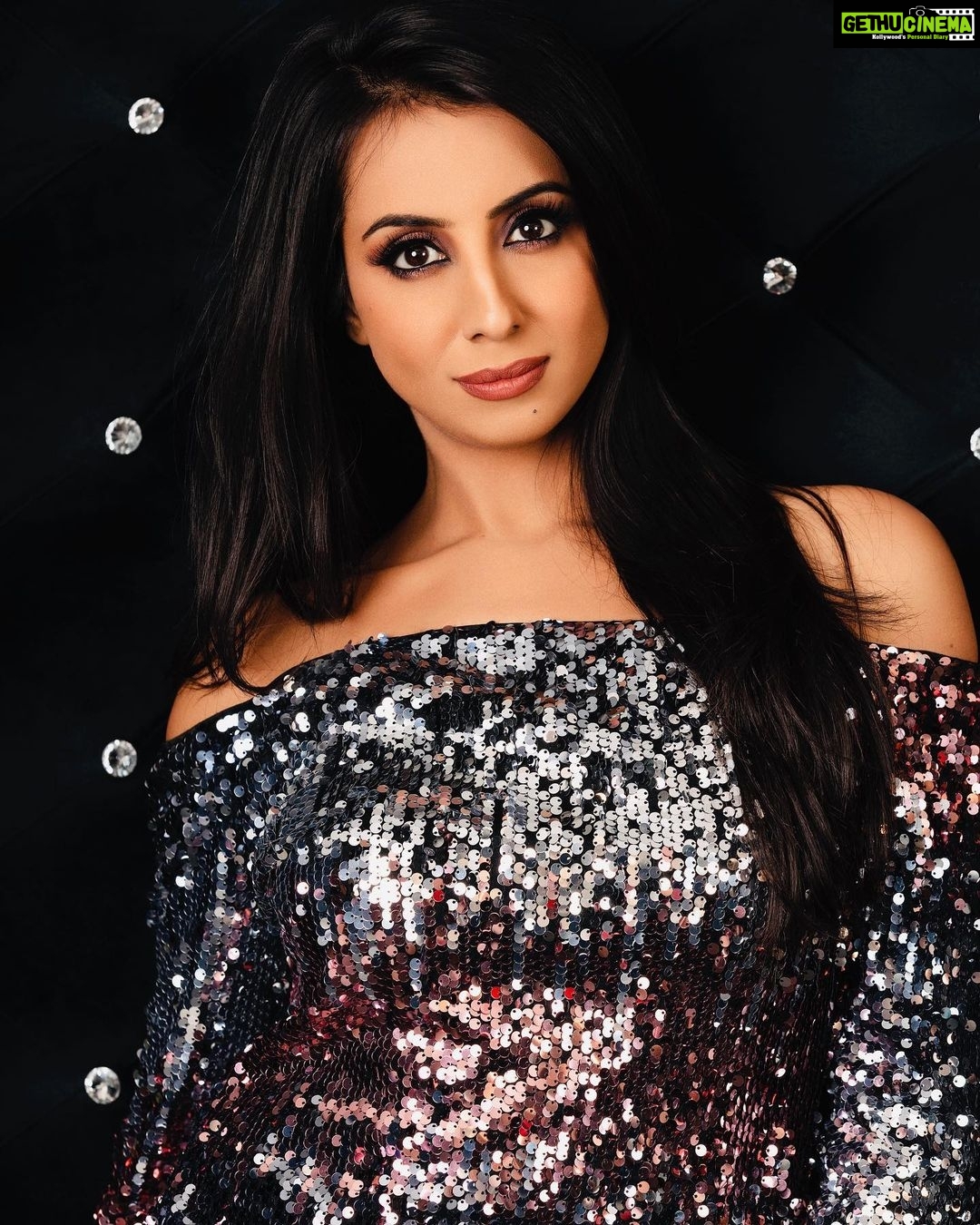 Sanjjanaa Instagram - Sanjjanaa Galrani launches a premium brand of blow dryer at Mirrors luxury saloon & spa . @SanjjanaaGalrani , @gotomirrors . 💝💝💝 visit mirrors saloon for There wow facilities of hair make up , nail extensions, hair extensions & the best service experience for any or every thing when it comes to the beauty saloon services in south india . 💝 mirrors is one amongst the top 5 Saloon brands in the country .. & I would like to congratulate chairperson Vijaylakhmi goodapathi gaaru to continuesly inspire us with her success stories . Photography by Hyderabad ‘s A’s photographer- @shareefnandyala . #influencercon2019 ,#influencerconference2019 #influencerconference #influencerconsulting #sanjjanaa #sanjana #glamourqueen , #swarnakhadgam #southindiancinema #sanjanagalrani Hyderabad High-tech City
