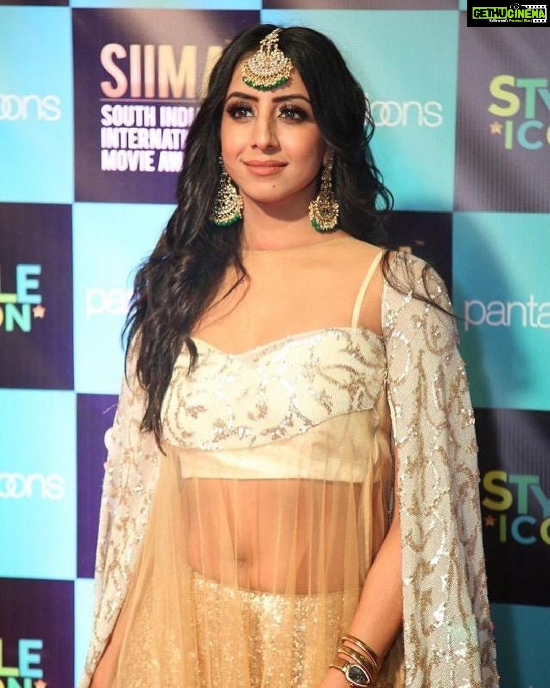 Sanjjanaa Instagram - #sanjjanaagalrani at #siimaawards2019 , sharing pics on the red carpet of #siimainqatar , #siimadayone , #siimaday2 , Thank u dear Reshma to hav made me look so good . Styled by #reshmagangji . Outfit by - #riazgangji Clutch by - @louisvuitton . Outfit @libasfashion.reshmariyaz Jewellry - #libas Ring by #gehnajewellers . @qatar.mod @qatarairways #qatartourism . Qatar Doha