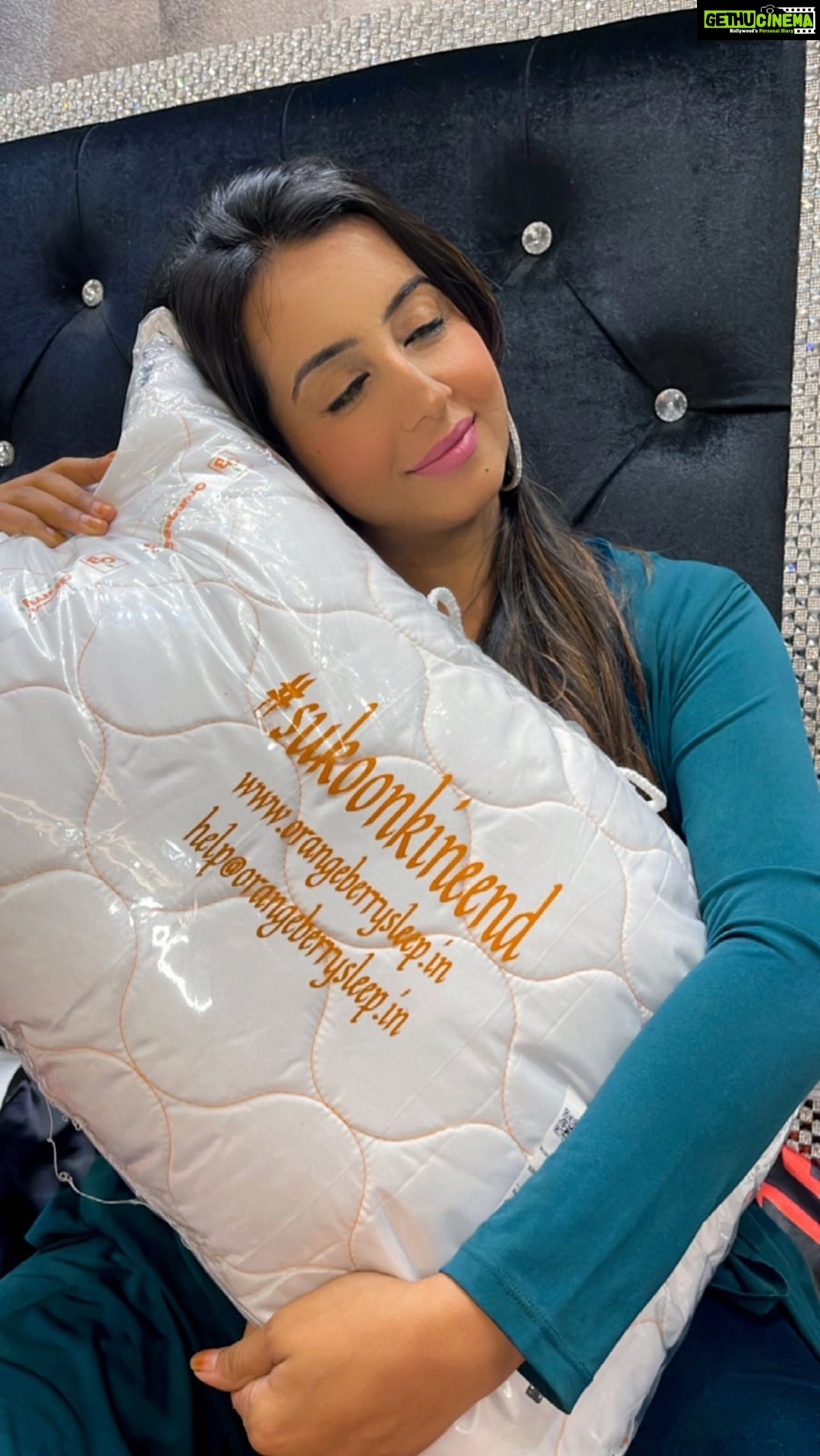Sanjjanaa Instagram - I’m so much in love with ORANGEBERRY pillows … it has given me extreme comfort as my stressed neck pain issues have now disappeared ❤️ Pillows by @orangeberrysleep . @aditya_santhalia . Make up partners @official_dermacol_india 💄 @apeksha.naik Shoot coordinated by @bangalorefood_hunt Outfit by @boylondonindia @sureshganeshaofficial ❤️ #sleepwell #pillow #sukoonkineend #rest #restwell #baadshah #sajna #sanjjanaagalrani #sanjjanaa #sanjanagalrani