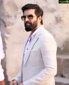 Santhanam Instagram - At song shoot #DhillukuDhuddu2🎬 😉 🎵