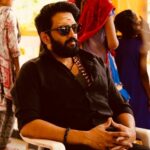 Santhanam Instagram - On the set 😎 #DhillukuDhuddu2 Movie shoot spot 🎬