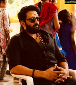 Santhanam Instagram - On the set 😎 #DhillukuDhuddu2 Movie shoot spot 🎬