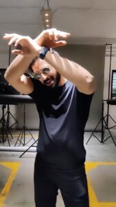 Santhosh Prathap Instagram - The so called “PAN WORLD”song 🎶 This song is so infectious @anirudhofficial and @jonitamusic 👌 #salamalikoum SHEIK @sivakarthikeyan brother eppadi ippadi idheellam ❤️ In love with these steps @alwaysjani master 🕺🏻 Best wishes to the director @nelsondilipkumar and team Fan of your subtle humour 🤗 Thanks for joining my madness @radikadesignerandmua VC 📱 @balaa1981 #arabickuthu #beast #thalapathyvijay @hegdepooja #halamathihabibo #viral #trending #tamilmovie #intothegroove #doneanddusted #santhoshprathap #reels