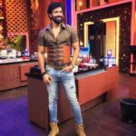 Santhosh Prathap Instagram – #cwc3 
@vijaytelevision 

Costume designer @radikadesignerandmua 
Assistant @balaa1981 
Hair @riwaz_lama 

#realityshow #tamil #cwc #cookwithcomali #entertainment #vijaytv #grateful #laughteristhebestmedicine #santhoshprathap #outfitoftheday #customized #2022 EVP Film City