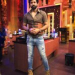 Santhosh Prathap Instagram – #cwc3 
@vijaytelevision 

Costume designer @radikadesignerandmua 
Assistant @balaa1981 
Hair @riwaz_lama 

#realityshow #tamil #cwc #cookwithcomali #entertainment #vijaytv #grateful #laughteristhebestmedicine #santhoshprathap #outfitoftheday #customized #2022 EVP Film City