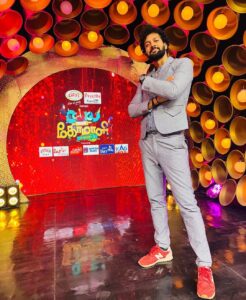 Santhosh Prathap Instagram - #cwc3 
@vijaytelevision 

Costume designer @radikadesignerandmua 
Assistant @balaa1981 
Hair @riwaz_lama 

#realityshow #tamil #cwc #cookwithcomali #entertainment #vijaytv #grateful #laughteristhebestmedicine #santhoshprathap #outfitoftheday #customized #2022
