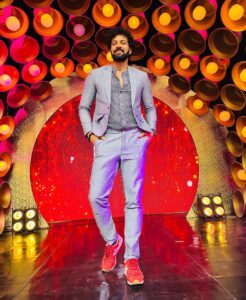 Santhosh Prathap Instagram - #cwc3 
@vijaytelevision 

Costume designer @radikadesignerandmua 
Assistant @balaa1981 
Hair @riwaz_lama 

#realityshow #tamil #cwc #cookwithcomali #entertainment #vijaytv #grateful #laughteristhebestmedicine #santhoshprathap #outfitoftheday #customized #2022