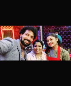 Santhosh Prathap Instagram - #cwc3 
@vijaytelevision 

Costume designer @radikadesignerandmua 
Assistant @balaa1981 
Hair @riwaz_lama 

#realityshow #tamil #cwc #cookwithcomali #entertainment #vijaytv #grateful #laughteristhebestmedicine #santhoshprathap #outfitoftheday #customized #2022