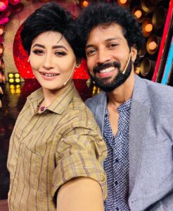 Santhosh Prathap Instagram - #cwc3 
@vijaytelevision 

Costume designer @radikadesignerandmua 
Assistant @balaa1981 
Hair @riwaz_lama 

#realityshow #tamil #cwc #cookwithcomali #entertainment #vijaytv #grateful #laughteristhebestmedicine #santhoshprathap #outfitoftheday #customized #2022