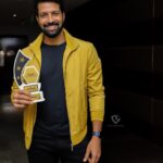 Santhosh Prathap Instagram – Thank you so much for recognising and honouring my work in @sarpattaparambarai movie #theluxuryaffairawards2021 @theluxuryaffair_official 

I dedicate this award to @ranjithpa anna team #sarpattaparambarai and to my friends n family.
@neelam_productions @k9studi0s 

Thank You @joemichael.official @dr.alfredjose.official and team.

Fellow honourees 
@sam.sanam.shetty 
@sunil_cher 
@chaitanyarao_official 

Good show @vigneshc_official 
@muja_here @actorbobsyed @sakthichinnu 

Thanks for the capture 
@vivid_impressions__ @sensphotography_ 

#gratitude #lifegoeson #godsplan Hilton Chennai