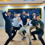 Santhosh Prathap Instagram - vaanam vidinjiruchu 🌅 kaasu da melatha 🥁 Impromptu kuthu with @illusion_dance_studio @standy_choreographer #vambulathumbula #sarpattaparambarai