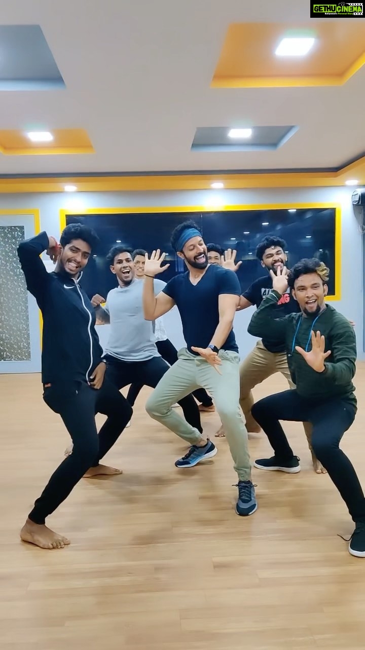 Santhosh Prathap Instagram - vaanam vidinjiruchu 🌅 kaasu da melatha 🥁 Impromptu kuthu with @illusion_dance_studio @standy_choreographer #vambulathumbula #sarpattaparambarai