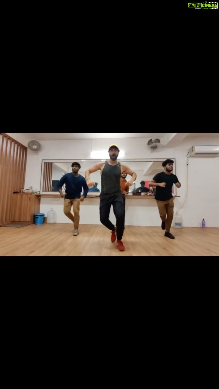 Santhosh Prathap Instagram - Working on something exciting #staytuned #albumsong #dance #dancecover #comingsoon #tamil #practice #passion #greatful #happiness @prashanth_raman_offl @rakeshambigapathyofficial @ayraa__17 @jusrichard @supraja_vasudevan @kowsi_kannama @dharanipaulraj Chennai, India