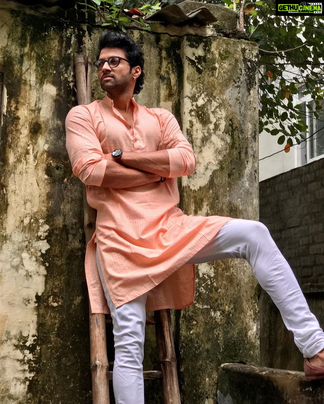 Santhosh Prathap Instagram - Are you all geared up for this festive season? If not go check out @maari_india I would like to thank them for sending me this breezy yet perfect for an occasion kurta.. 🤗 MAARI is a label that makes clothes for men both comfortable and at the same time fashionable as well. The cotton is so soft that you can literally feel it flow on your skin. Thanks for the eco-friendly bamboo brush @plasticfreemadras respect your ideas of environmental sustainability. Go ahead and get yours and support local businesses for a better economy 💯 #maari #maarimen #maariwomen #comfortablefashion #diwalicollection #plasticfreemadras #sustainablefashion Chennai, India