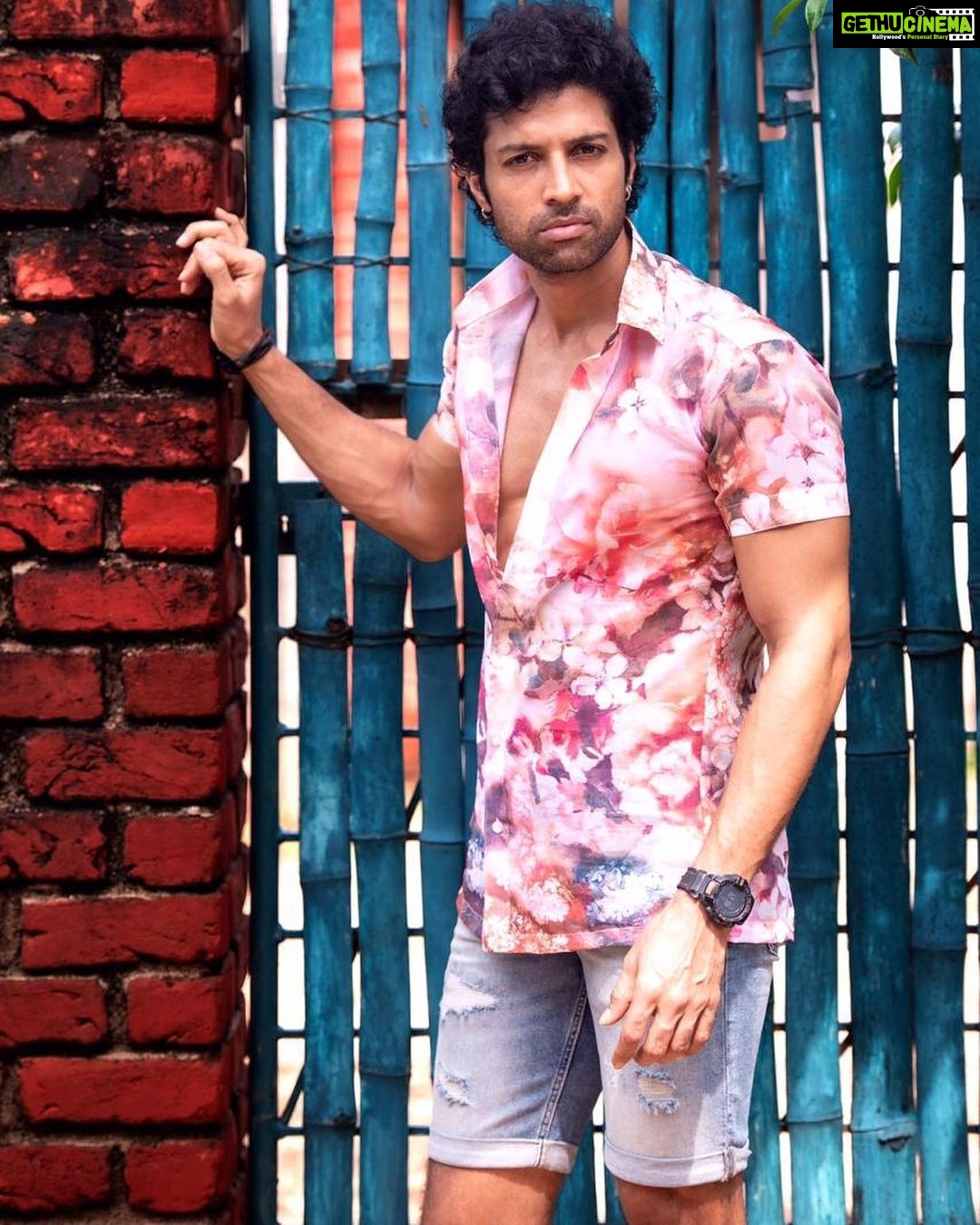 Santhosh Prathap Instagram - Keep loving! It’s the only thing you would never tire yourself with. Costume, stylist and MUA @radikadesignerandmua Photographer @vijayvendhan #happyvalentinesday #selflove #spreadlove #feb14 #kollywood #tamilcinema #photoshoot #actorslife #santhoshprathap