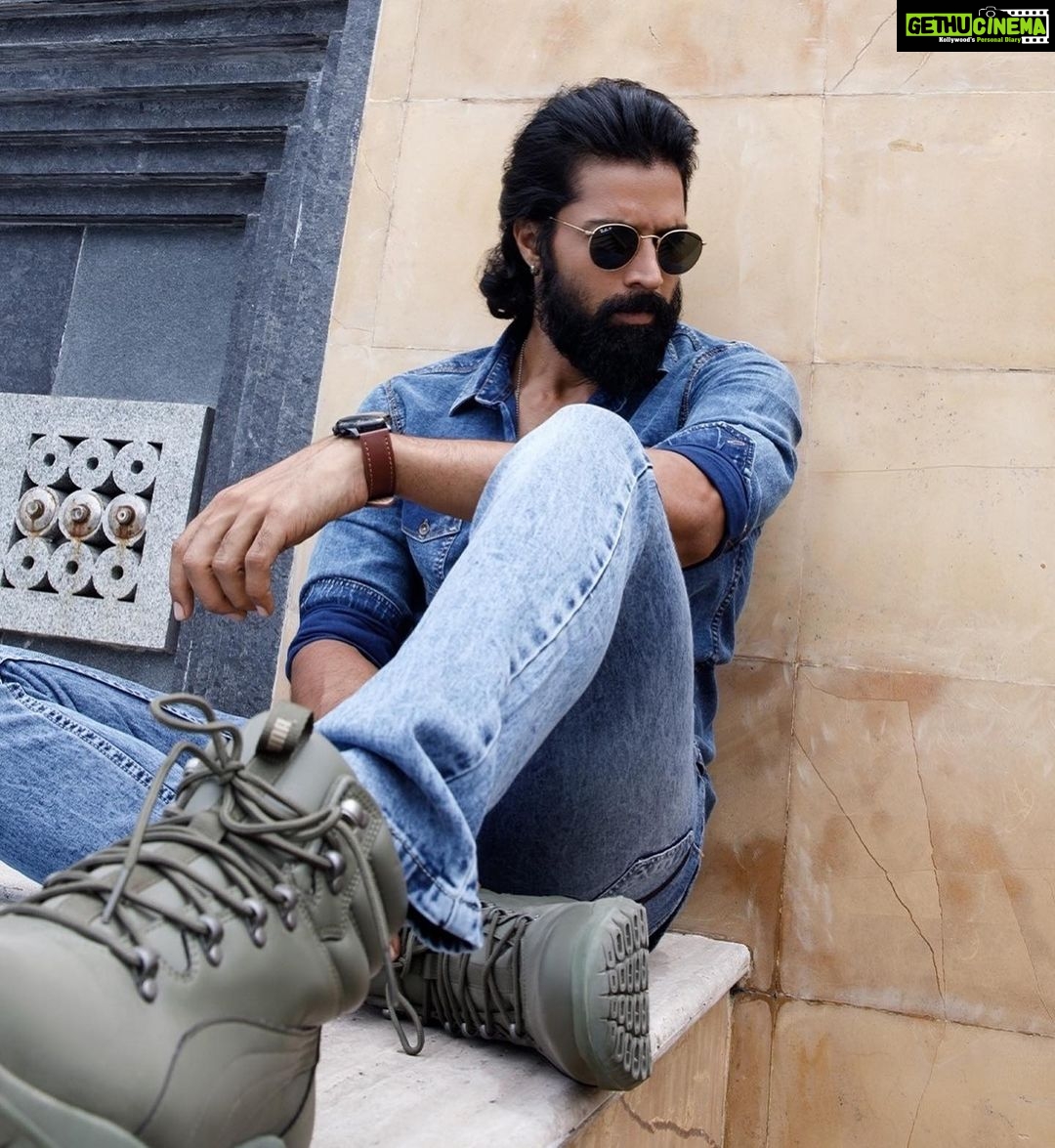 Santhosh Prathap Instagram - #clothesdontmakeththeman campaign For @derby_men Concept @derby_vijay Shot by @imxalxalim Stylist @riwaz_lama Asst @balaa1981 #DerbyMen #Denims #FestiveCollection #NewCollection #StepOutInStyle #OOTD #StayStylish #MakeAStyleStatement #casualwear Vertica