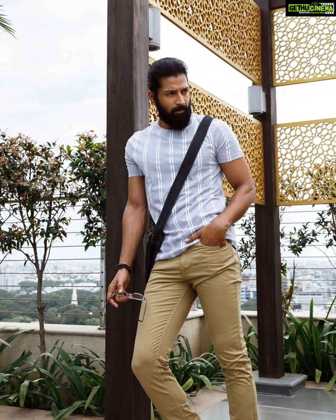 Santhosh Prathap Instagram - #clothesdontmakeththeman campaign For @derby_men Concept @derby_vijay Shot by @imxalxalim Stylist @riwaz_lama Asst @balaa1981 #DerbyMen #Denims #FestiveCollection #NewCollection #StepOutInStyle #OOTD #StayStylish #MakeAStyleStatement #casualwear Vertica