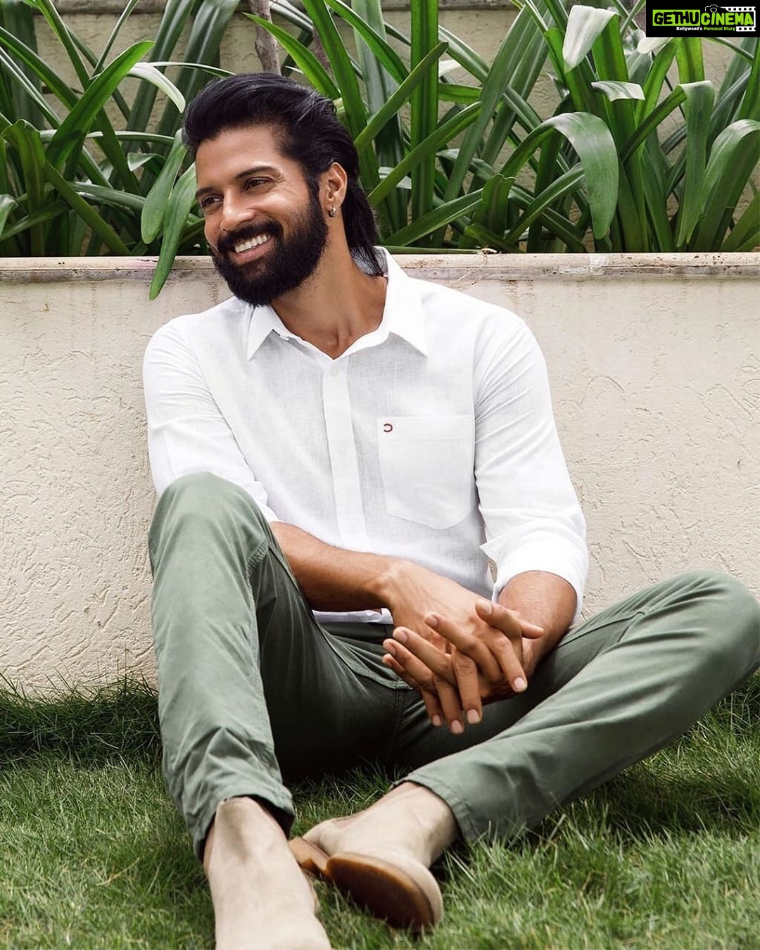 Santhosh Prathap Instagram - #clothesdontmakeththeman campaign For @derby_men Concept @derbyvijaykapoor Shot by @imxalxalim Stylist @riwaz_lama Asst @balaa1981 #DerbyMen #Denims #FestiveCollection #NewCollection #StepOutInStyle #OOTD #StayStylish #MakeAStyleStatement #CasualWear Vertica